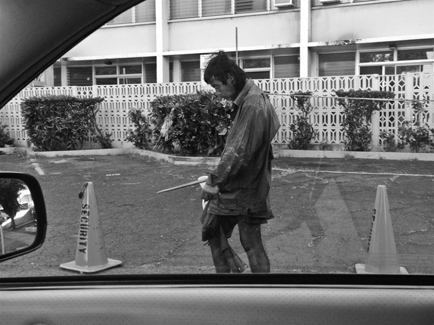 A fotógrafa encontrou seu pai morando nas ruas de Honolulu e passou a ajudá-lo