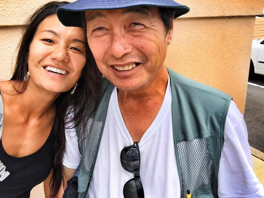A fotógrafa encontrou seu pai morando nas ruas de Honolulu e passou a ajudá-lo