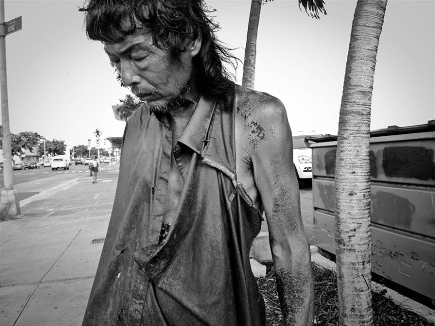 A fotógrafa encontrou seu pai morando nas ruas de Honolulu e passou a ajudá-lo