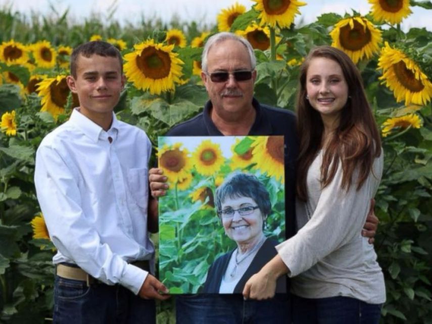 Após a morte da mulher, Don plantou 400 acres de girassol para homenageá-la