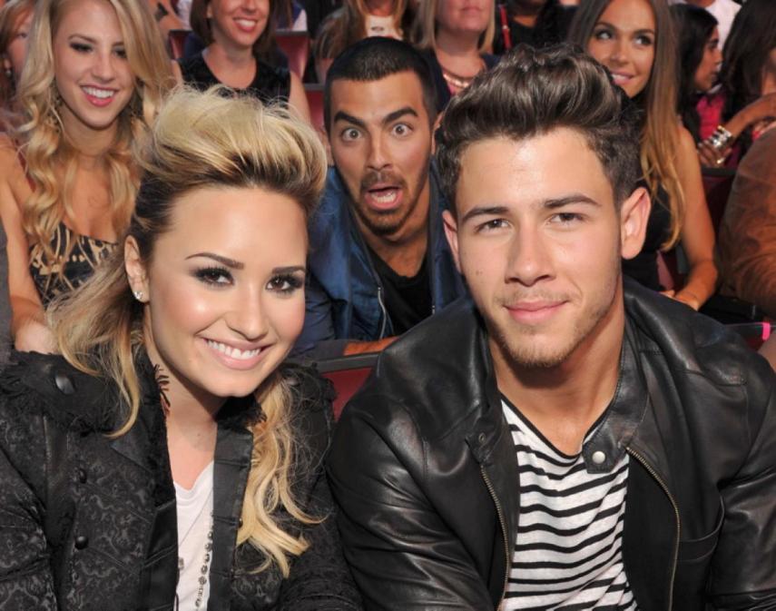 Demi e Nick estavam segurando o carão no maior talento, mas o irmão invejoso Joe não deu trégua