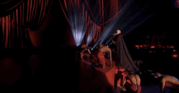 No Brit Awards de 2015, Madonna levou um susto: caiu no palco, mas......