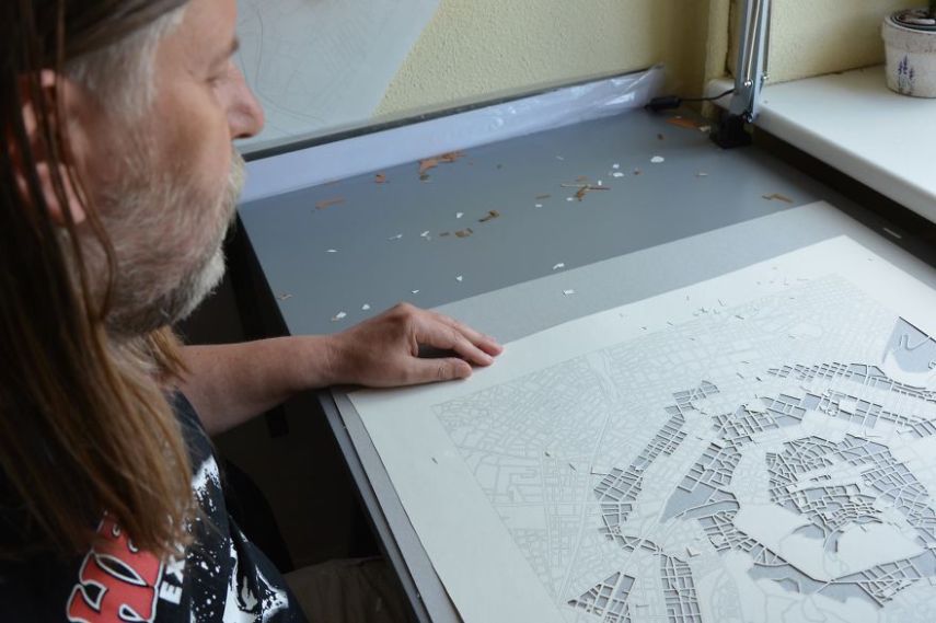 Mapa da cidade de Madrid cortado à mão pelo artista lituano Virgilijus Trakimavicius