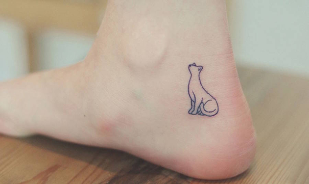 Acho que eu vi um gatinho... Tatuagens minimalistas de gatos para você se inspirar