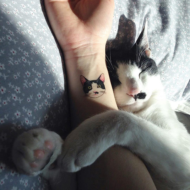 Acho que eu vi um gatinho... Tatuagens minimalistas de gatos para você se inspirar