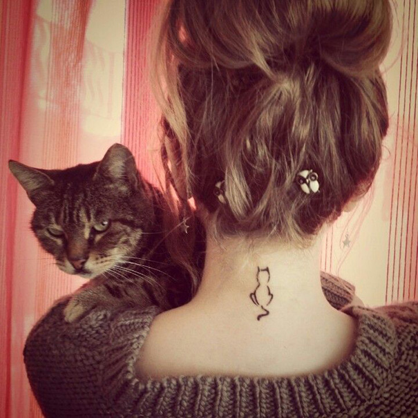 Acho que eu vi um gatinho... Tatuagens minimalistas de gatos para você se inspirar