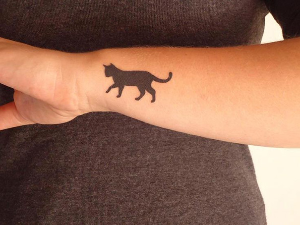 Acho que eu vi um gatinho... Tatuagens minimalistas de gatos para você se inspirar