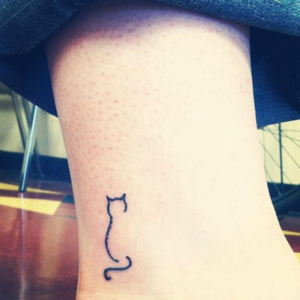 Acho que eu vi um gatinho... Tatuagens minimalistas de gatos para você se inspirar