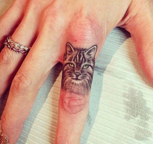 Acho que eu vi um gatinho... Tatuagens minimalistas de gatos para você se inspirar