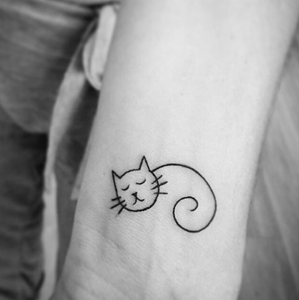 Acho que eu vi um gatinho... Tatuagens minimalistas de gatos para você se inspirar