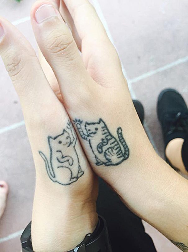 Acho que eu vi um gatinho... Tatuagens minimalistas de gatos para você se inspirar