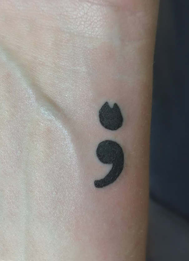 Acho que eu vi um gatinho... Tatuagens minimalistas de gatos para você se inspirar