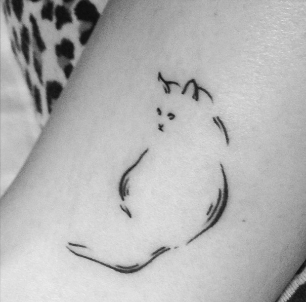 Acho que eu vi um gatinho... Tatuagens minimalistas de gatos para você se inspirar