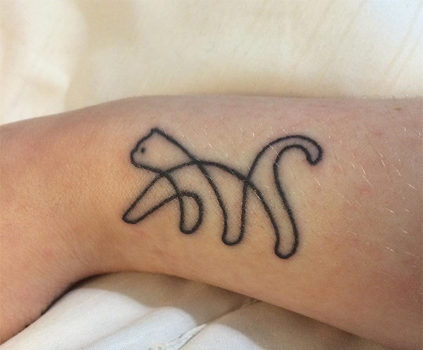 Acho que eu vi um gatinho... Tatuagens minimalistas de gatos para você se inspirar