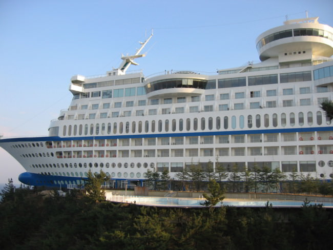 O navio de cruzeiro fica 'estacionado' na costa da cidade de GangNeung, na Coreia do Sul