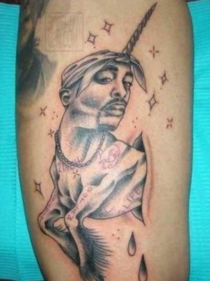Olha, se o Tupac pudesse ir atrás do elemento que inventou de desenhar essa tatuagem...