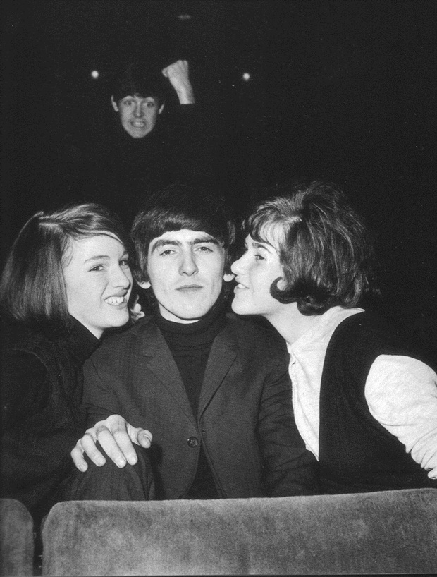 Photobomb também é coisa do passado! George Harrison estava todo gato ali com as fãs, mas o Sir Paul quis atrapalhar o rolê.