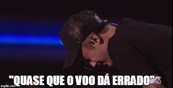 IMAGINA se o Justin dá uma de Claudinha Leitte e se atrapalha todo na hora do voo? Que medo, séloko.