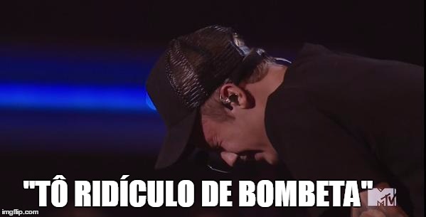 Tanto chapéu bonito e o cara resolve colar numa premiação de bombeta, meu?
