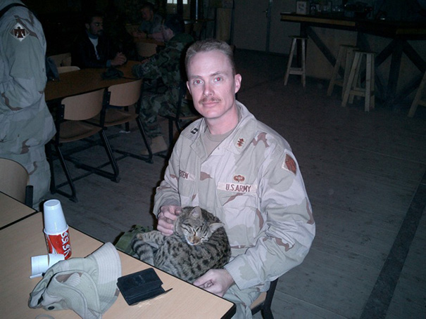 Soldado posa com gato durante a guerra