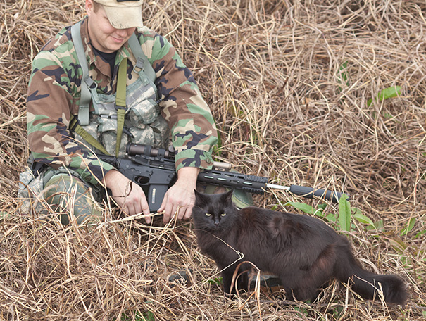 Soldado posa com gato durante a guerra