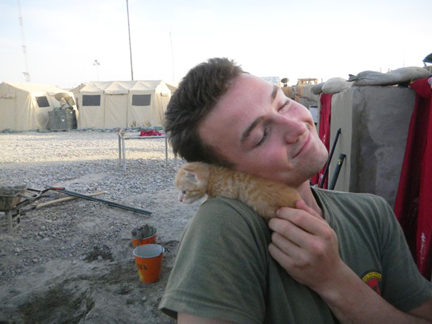 Soldado posa com gato durante a guerra