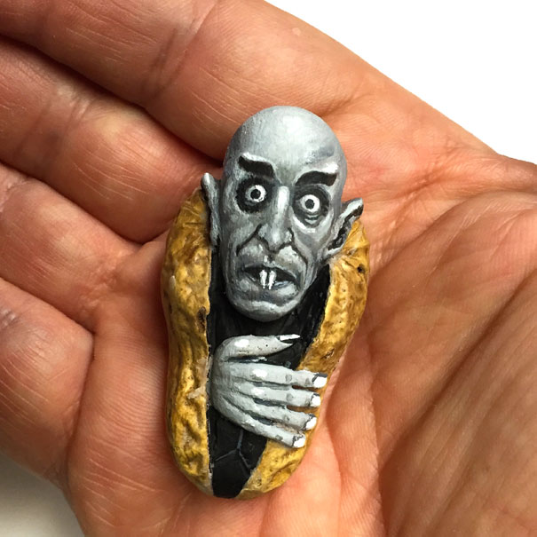 Artista cria personagens e objetos usando amendoins