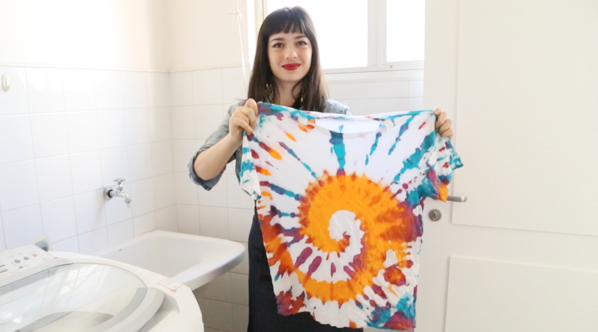 Se vira na psicodelia: aprenda a fazer uma camiseta tie-dye no esquema