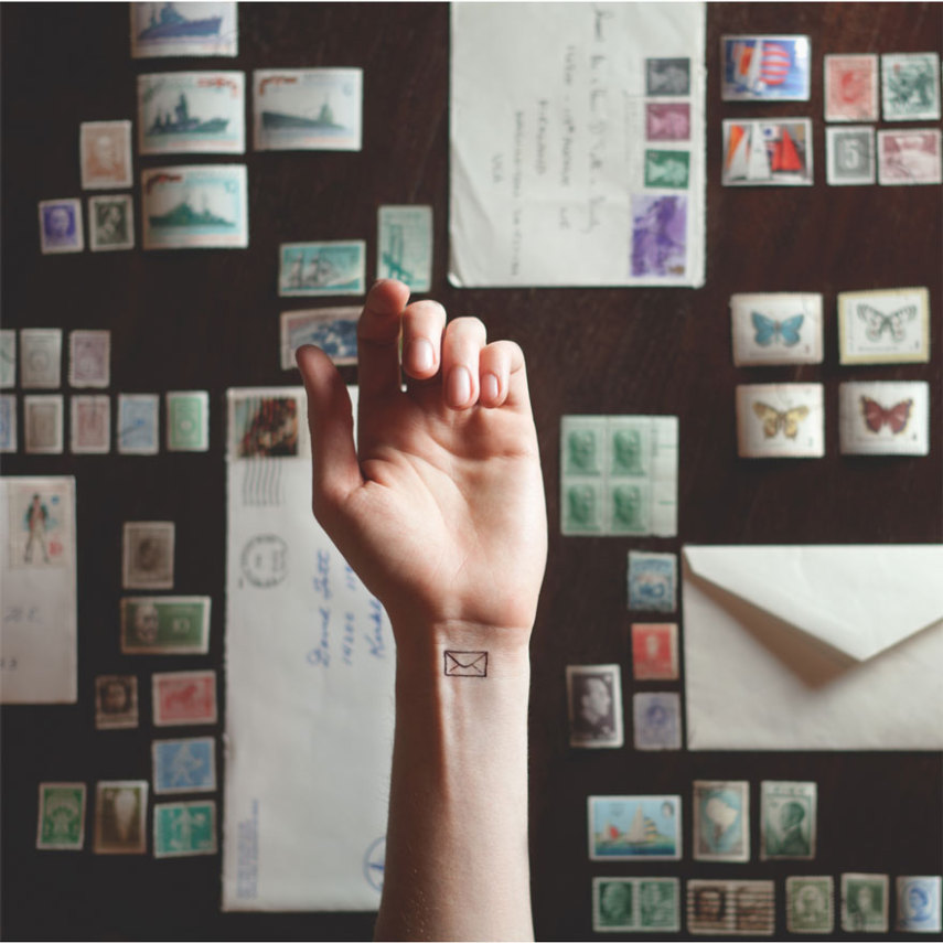 Fotógrafo cria planos de fundo inteligentes para pequenas tatuagens