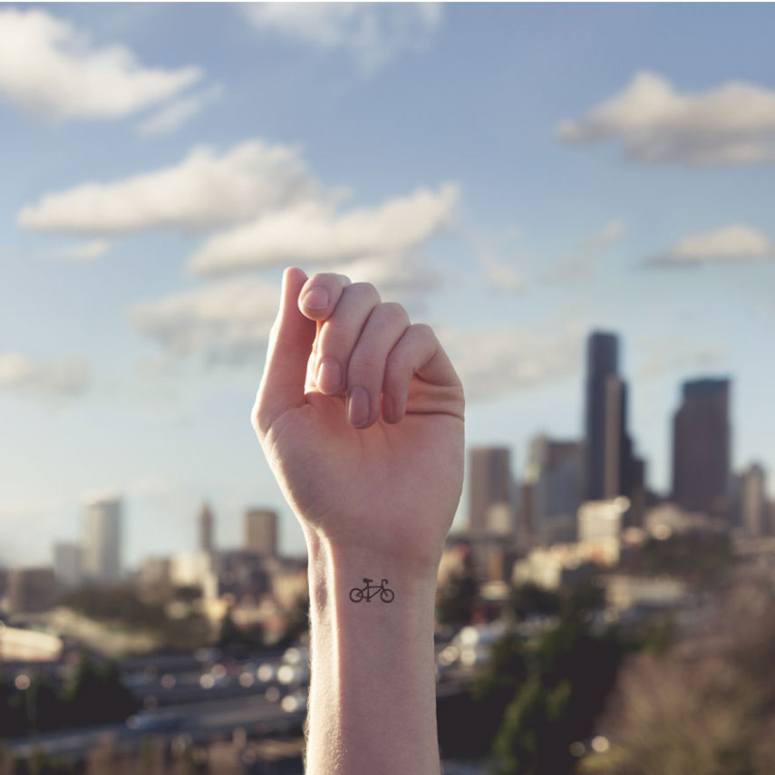 Fotógrafo cria planos de fundo inteligentes para pequenas tatuagens