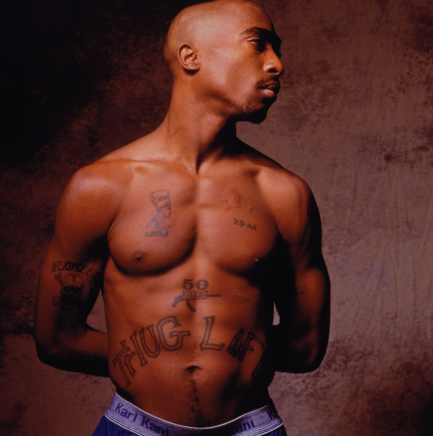 Conhecido como um dos maiores rappers de todos os tempos, 2Pac teve uma carreira curta, pois foi assassinado em 1996. Antes disso, ele teve uma má reputação ao ser condenado por abuso sexual e ficou preso durante 11 meses. O porque ele foi baleado nunca foi descoberto, mas desconfia-se que ele poderia estar envolvido em briga de gangues. Uma das maiores perdas do rap.