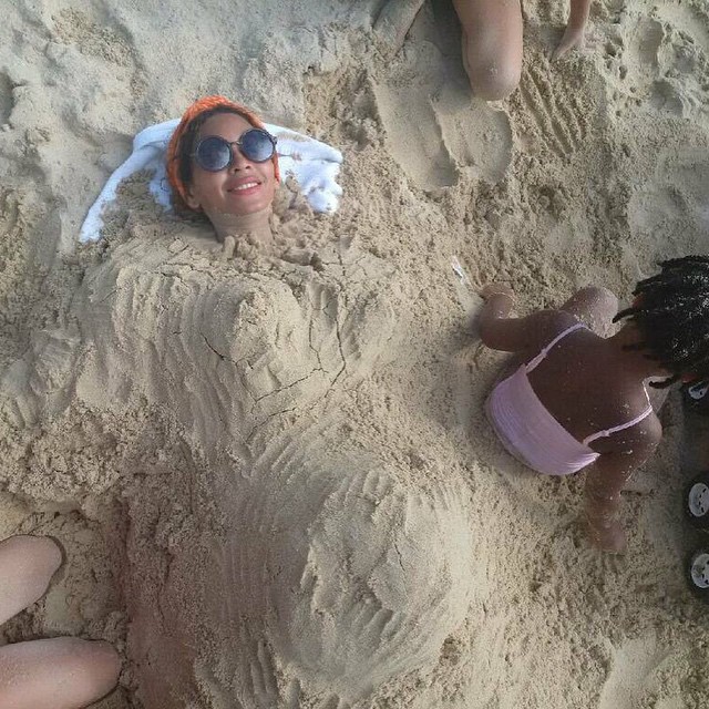 Você acha que a Beyoncé faz o tipo de mãe chata, que a filha não pode enterrar na areia? Mas tá muito enganado!