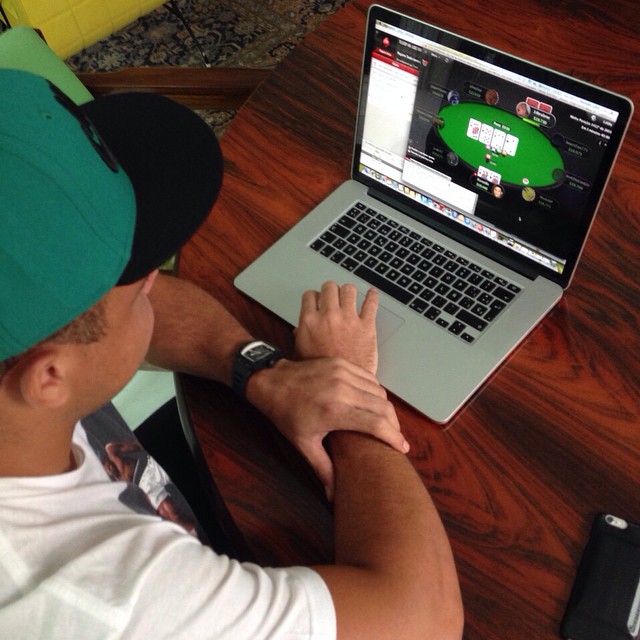 E ele tá em vias de se tornar um poker star também