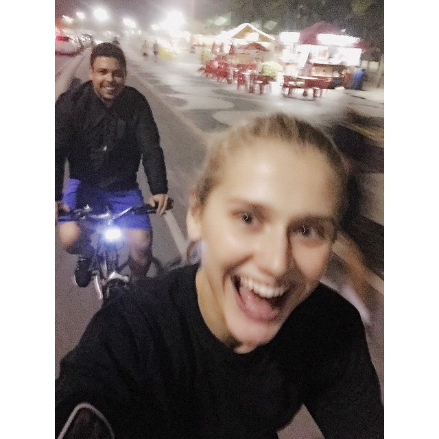 Além de ver as mesmas séries, eles curtem andar de bike à noite. Derretemos de tanto amor