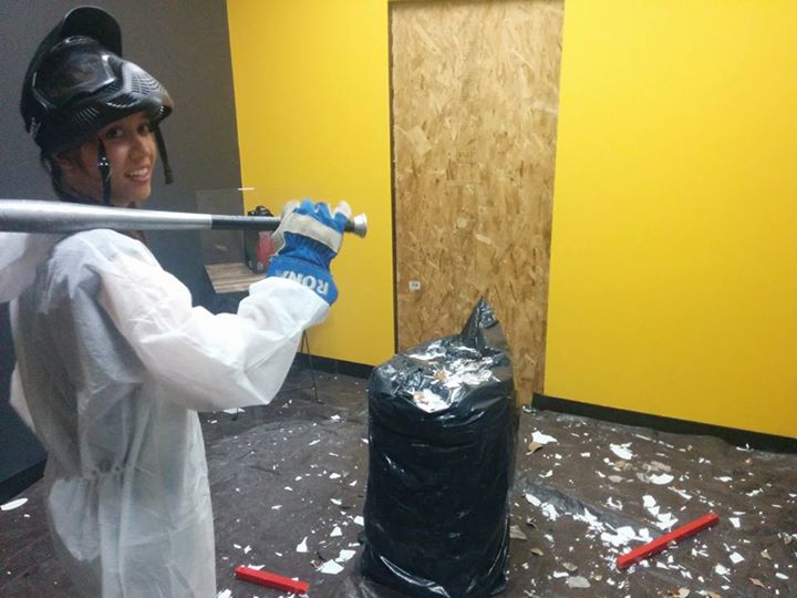 Na 'sala da destruição' da Battle Sports, em Toronto, no Canadá, você pode destruir diferentes iobjetos para liberar a raiva