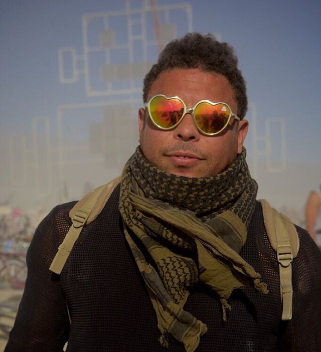 Ronaldo zera o hipsterismo no Burning Man