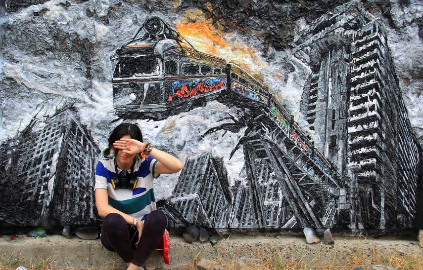 Artista mistura sacolinhas plásticas e grafite em projeto para salvar o meio ambiente