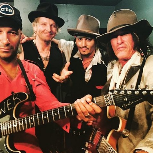 Com Tom Morello (ex-Rage Against The Machine e Audioslave) e Joe Perry (Aerosmith)