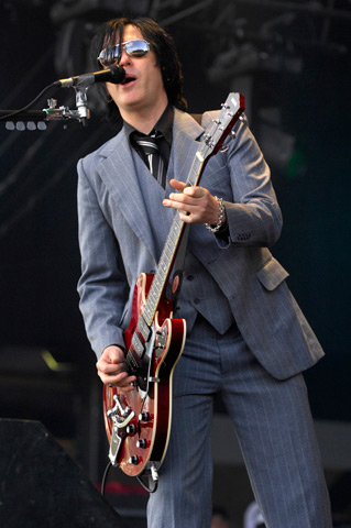 Troy Van Leeuwen, o guitarrista da banda, é super estiloso. Ele veste ternos, gravatas e usa sapatos brancos (às vezes), além de tocar lap steel, teclados e baixo. Também já tocou no A Perfect Circle. Só perde em estilo para Josh Homme mesmo. Justo!