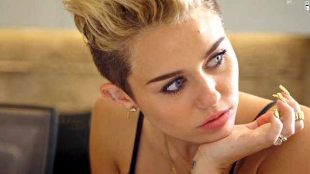 No mesmo desenho, ouvimos a voz de Miley