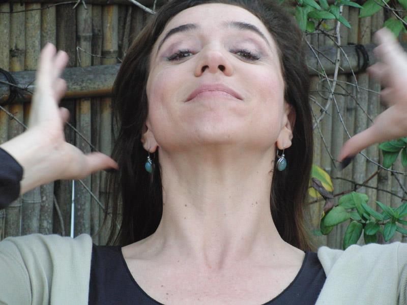 Conhecida pela Banda Vexame, Marisa Orth é uma versátil atriz, cantora, humorista e apresentadora brasileira.