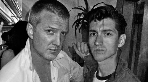 Josh Homme e Alex Turner, do Arctic Monkeys, são bróders! Após Homme ter produzido o álbum Humbug da banda britânica, ele e Turner vivem fazendo participações especiais em shows e posando para fotos. Imagina um encontro desses dois?