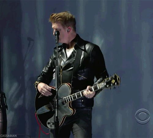 Josh Homme é sexy (já falamos disso, certo?). Mas imagine ele meio que ‘dançando’ com sua guitarra a postos. Bom, pode esperar pois esse momento vai rolar! Ele sempre ‘sensualiza’ quando faz altos solos com o seu instrumento.
