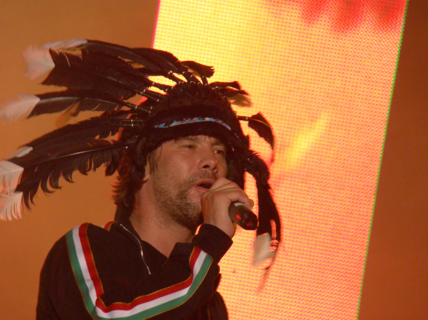 O fest da marca de cosméticos teve vida curta, mas só de ter inserido os franceses do Air no line up da segunda edição, já ficou pra história. Também teve Jamiroquai (foto), Sting e Jason Mraz.