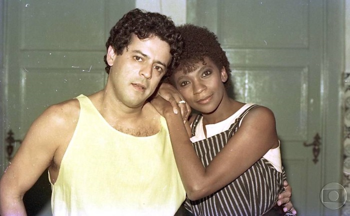 Marcos Paulo e Zezé Motta formavam o casal interracial, nesta novela sobre uma mulher que faz um pacto com o diabo para subir na vida. Toda uma polêmica foi levantada: o Diabo existe ou não?