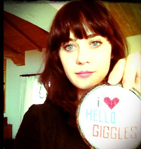 Zooey Deschanel é uma atriz, musicista e compositora norte-americana, indicada três vezes ao Globo de Ouro e uma vez ao Emmy. Deschanel fez sua estreia no cinema em 1999, no filme Mumford, e logo se tornou conhecida por seus papéis em filmes como Almost Famous, Elf e The Hitchhiker's Guide to the Galaxy. Ela é também uma das metades do She & Him.