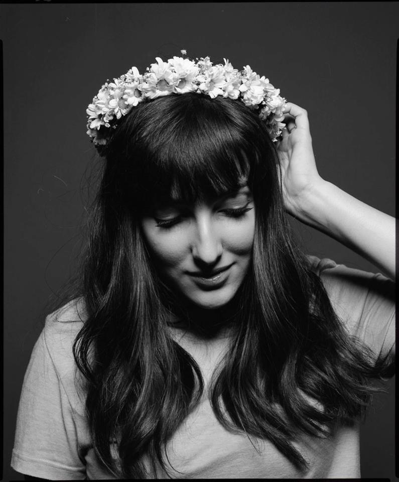 A recifense Clarice Falcão é atriz, cantora, compositora, roteirista e humorista. Ela concorreu ao Grammy Latino na categoria artista revelação, em 2013.