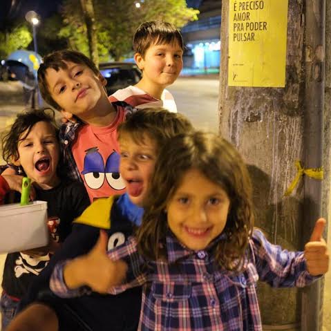 Olha só a farra das crianças em Porto Alegre tirando foto ao lado do musicão do Almir Sater