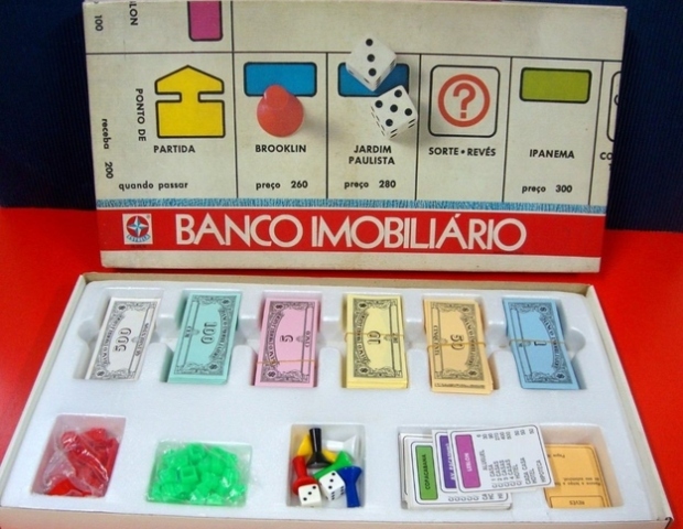 O Banco Imobiliário lançado pela Estrela é um jogo de transações do mercado. E se mantém até hoje no mercado, agora adaptado com máquina de cartão de crédito