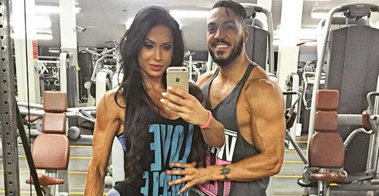 O “casal Tudão” é chegado a um amor sem amarras.  Segundo o colunista Leo Dias, do jornal “O Dia” a relação também  é aberta. Parece que o cantor estaria liberado para ficar com outras mulheres, inclusive suas 